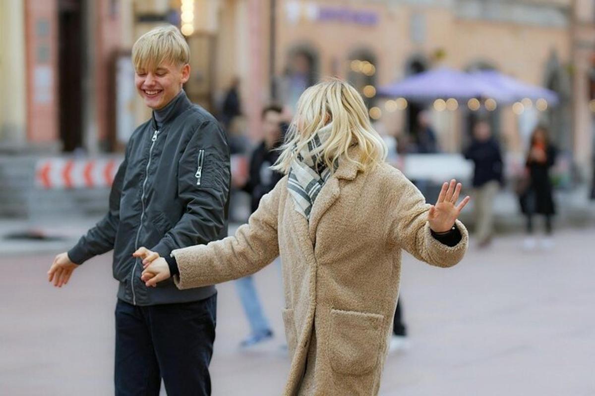 poiss ja tüdruk kõnnivad mööda tänavat