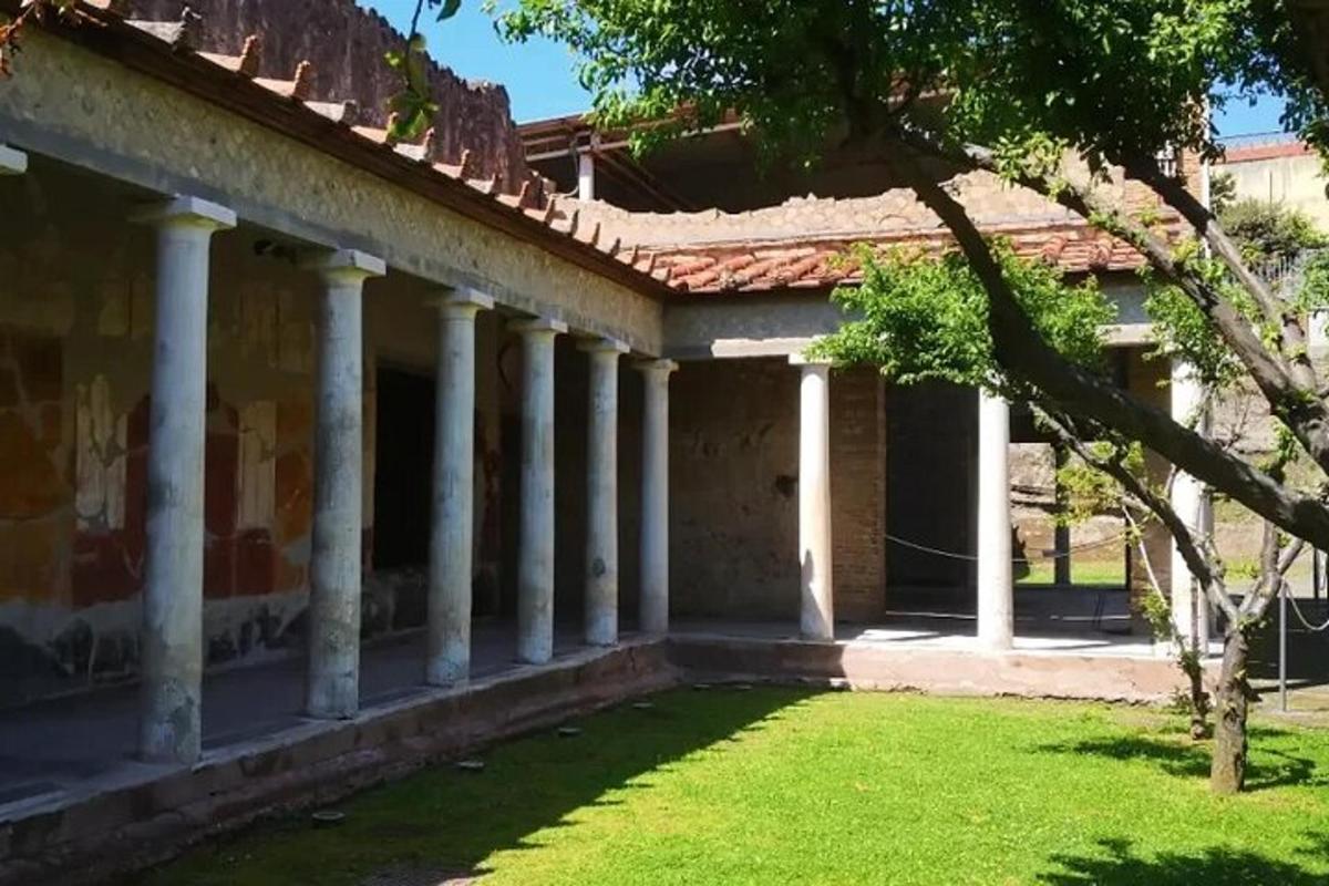 o clădire veche cu coloane într-o curte