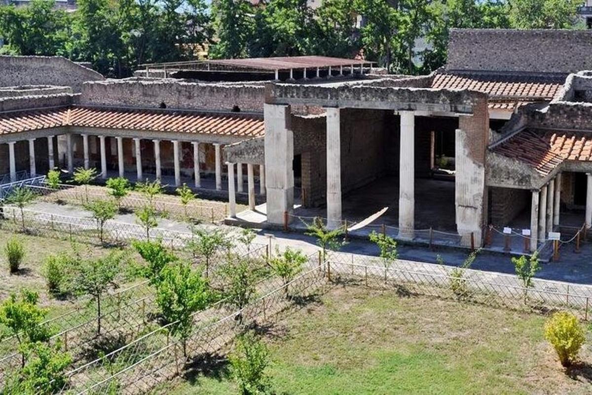 o vedere de sus a unei clădiri în construcție