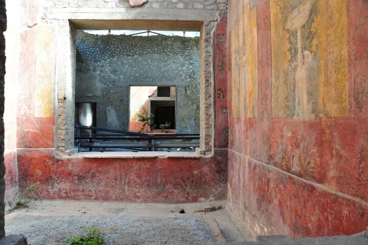 o cameră cu o fereastră într-un perete de cărămidă