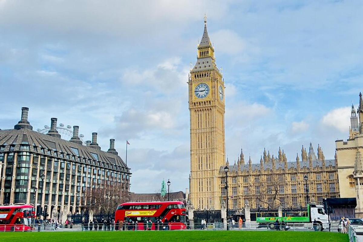 egy magas óratorony a Big Bennel Londonban