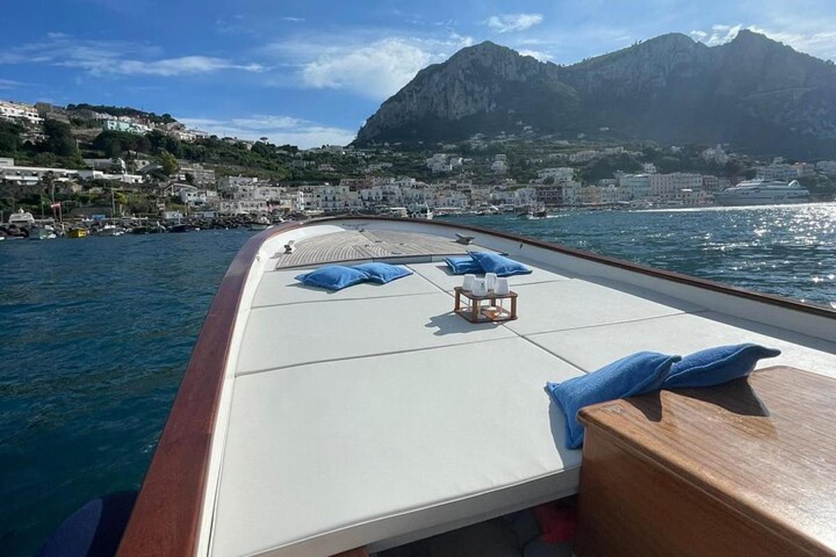 Un barco en el agua con una mesa encima.