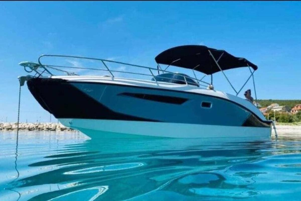a boat sitting in the water on a beach