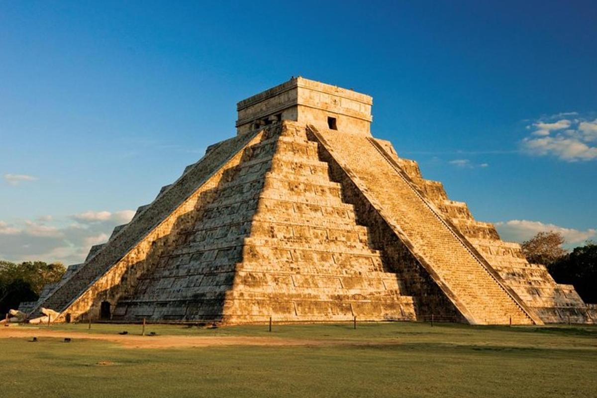 en stor pyramidebygning med en himmel i bakgrunnen