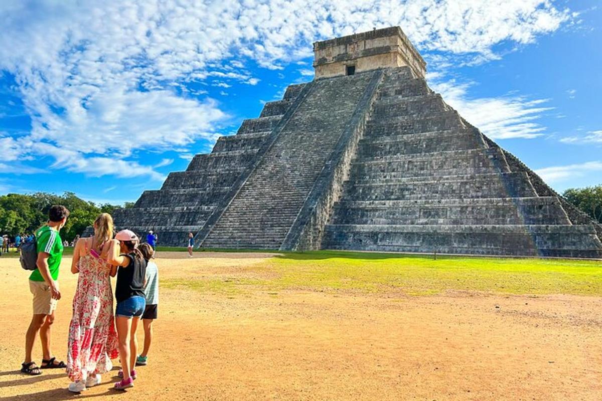 en gruppe mennesker som står foran en pyramide