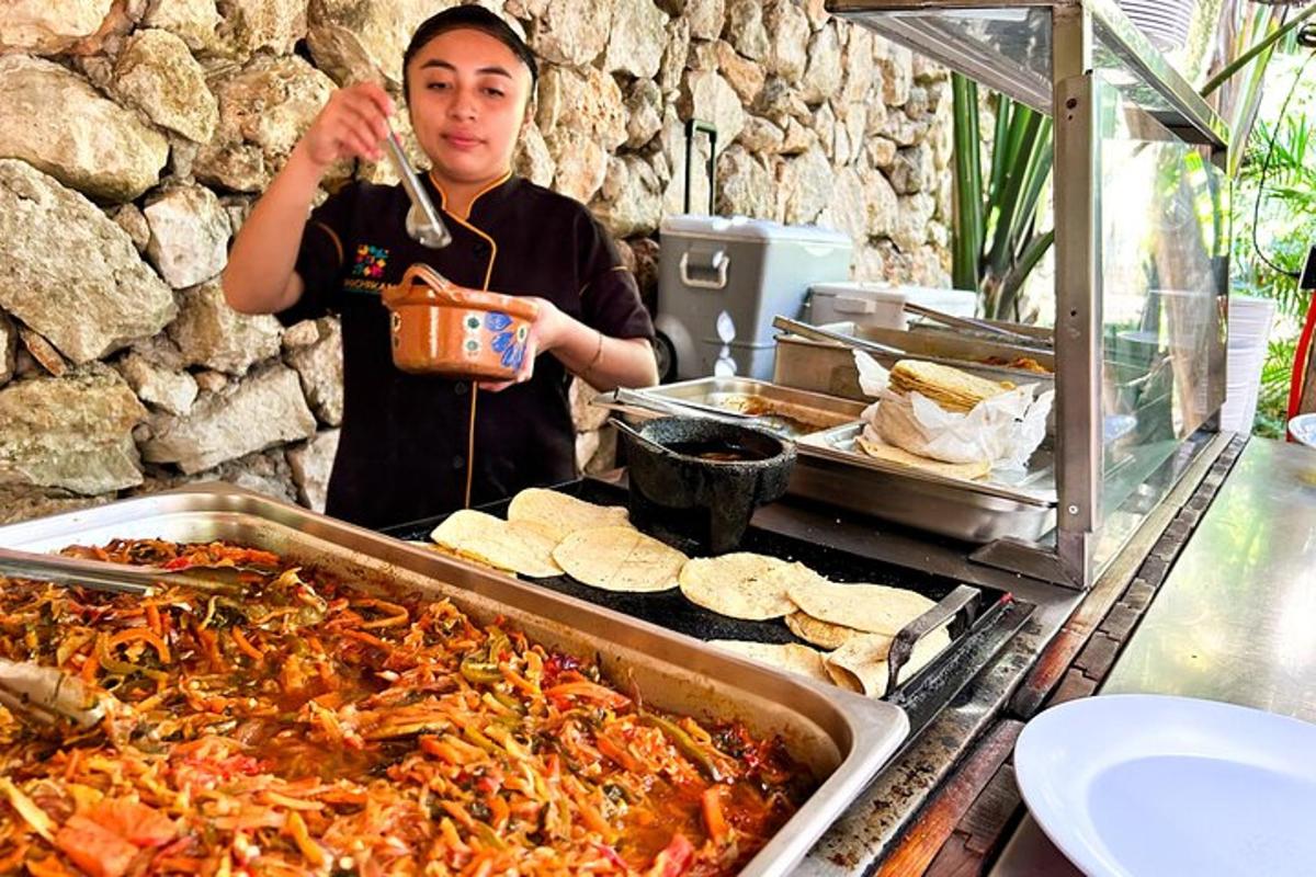 en kvinne tilbereder mat i en buffet