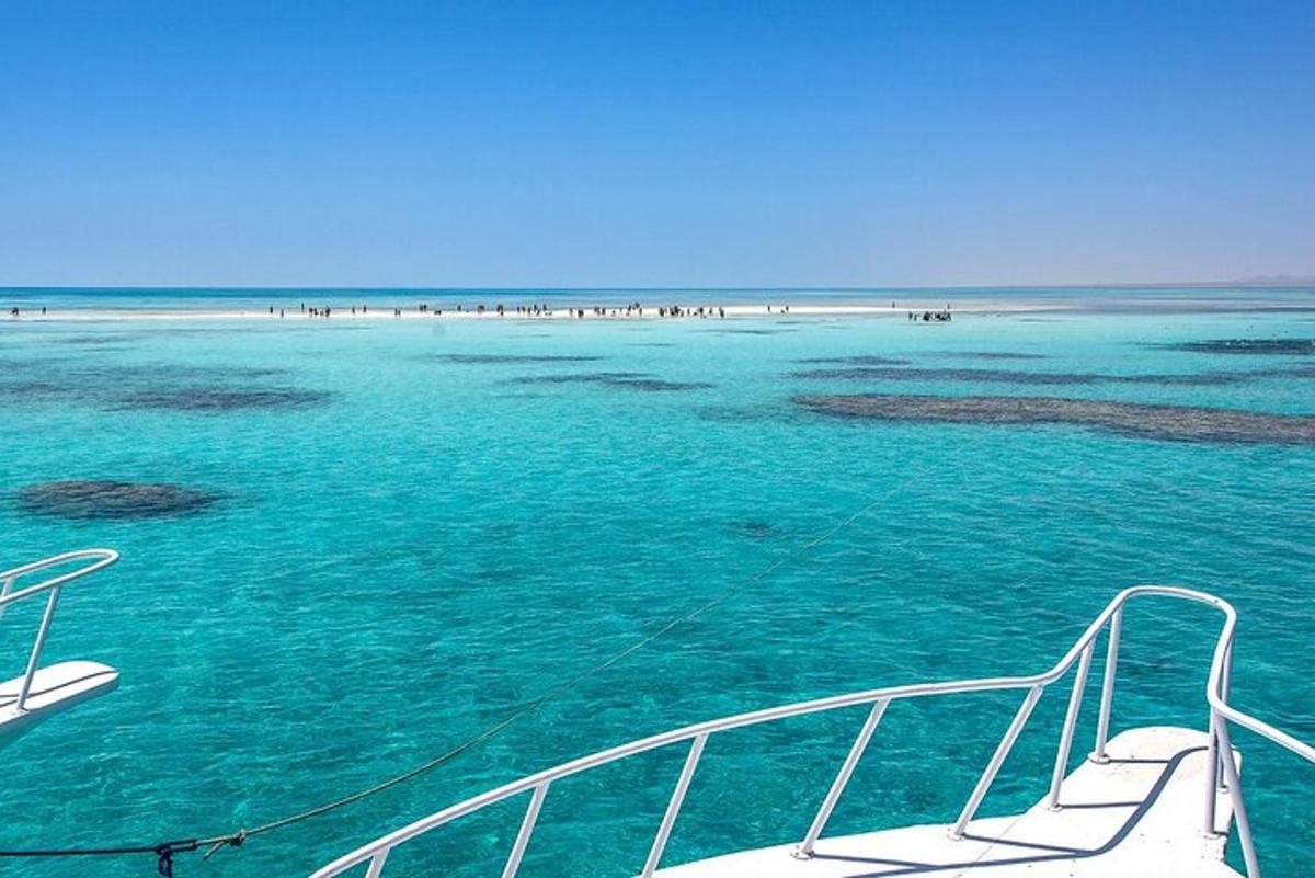 una barca in acqua con una spiaggia sullo sfondo