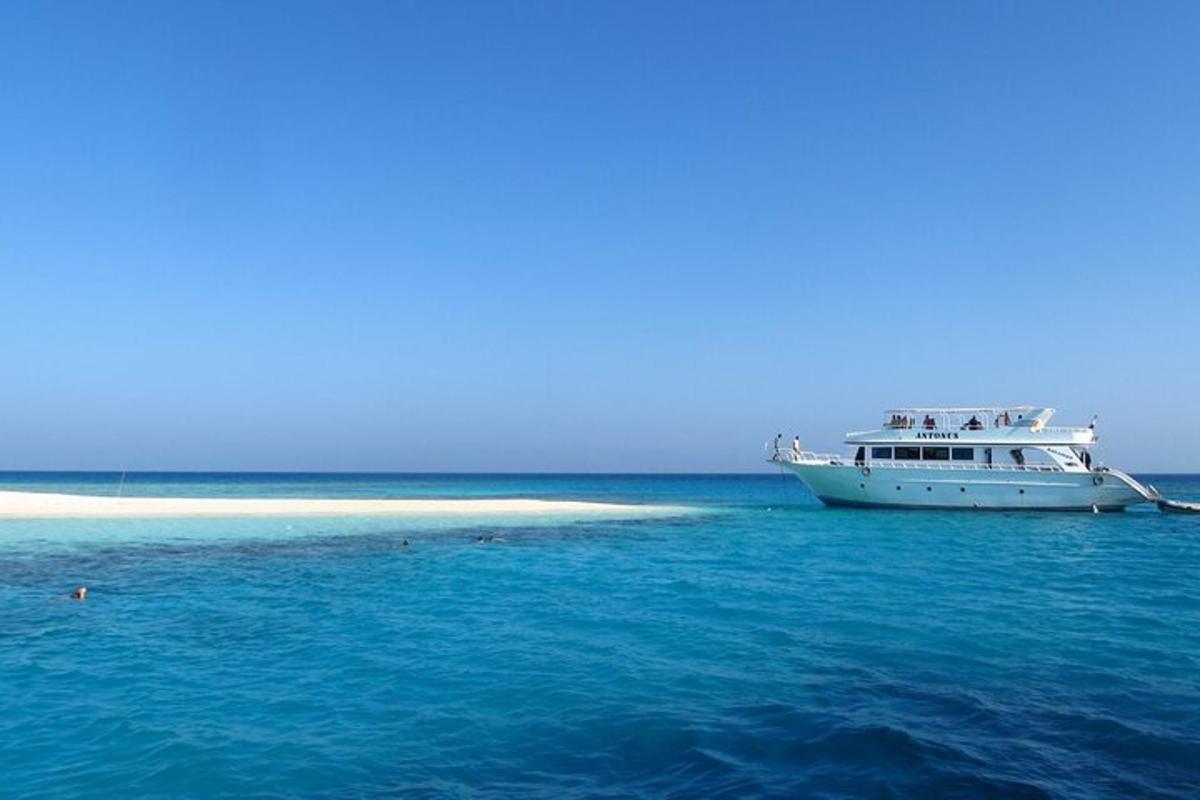 una barca in mezzo all'oceano con un'isola