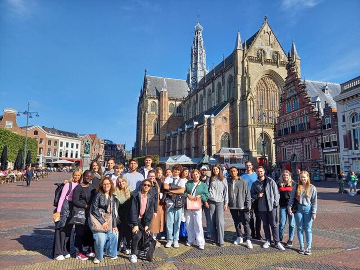 een groep mensen die voor een kathedraal staat