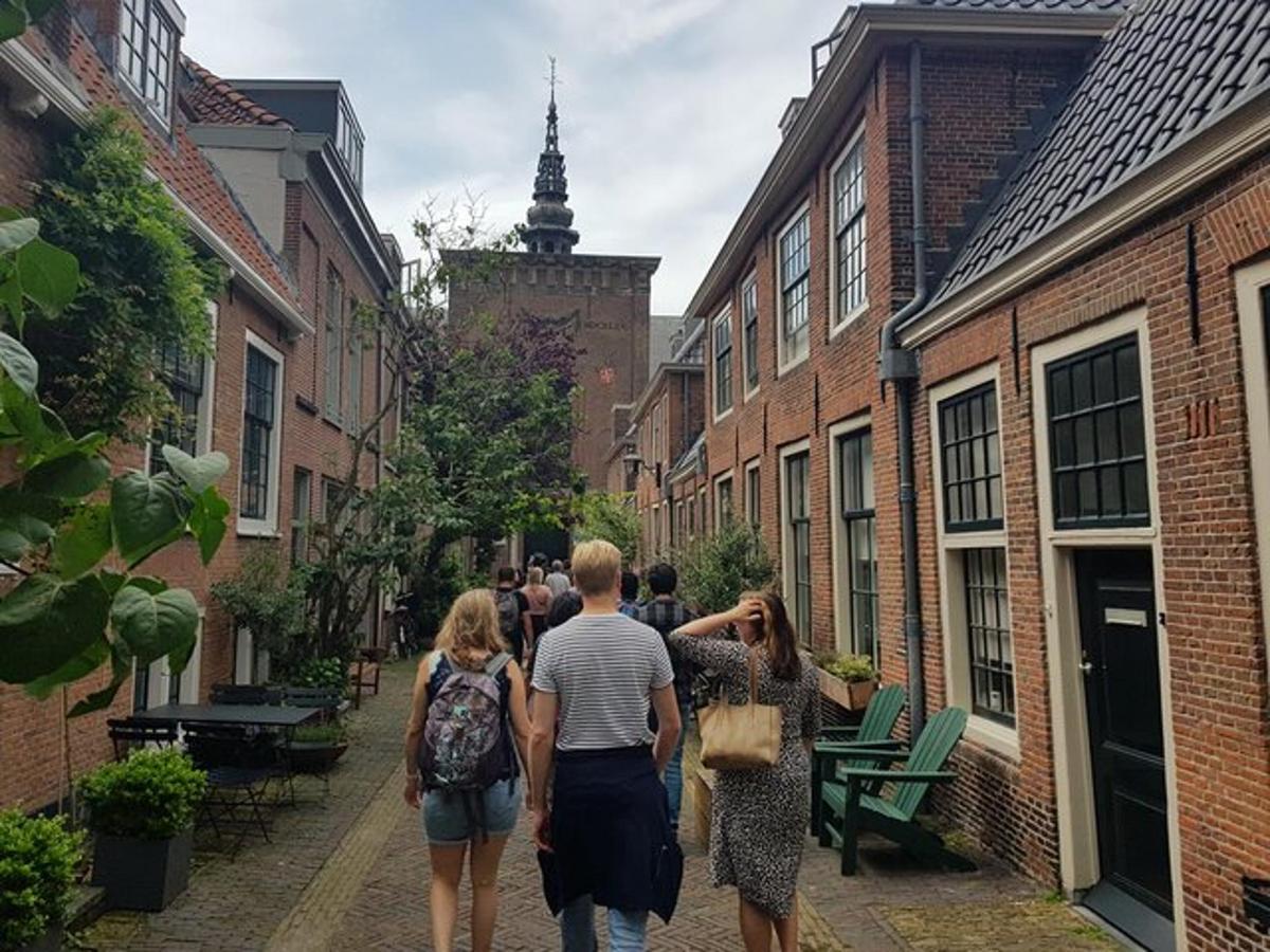 een groep mensen die door een straat loopt