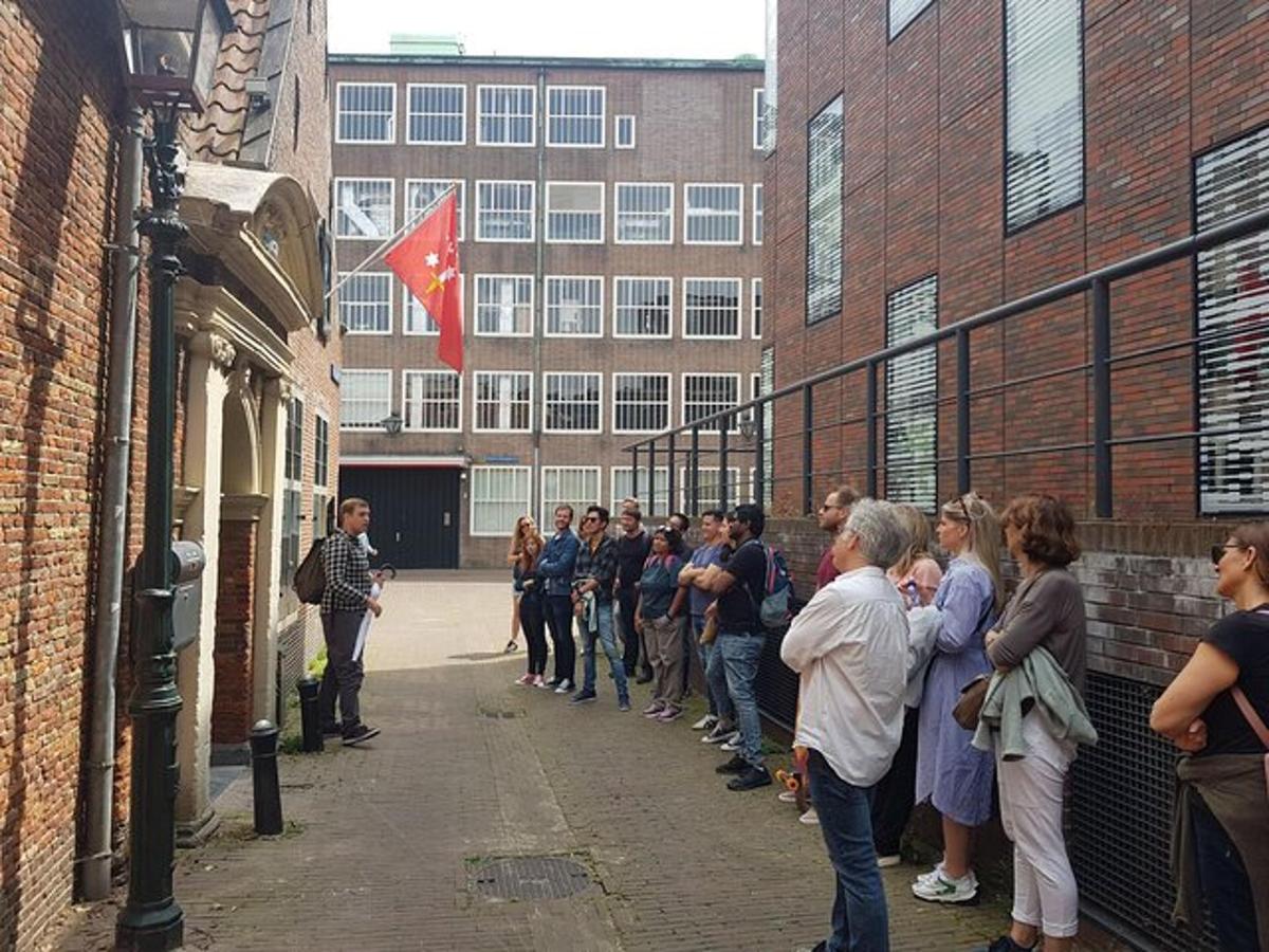 een groep mensen die buiten een gebouw staan