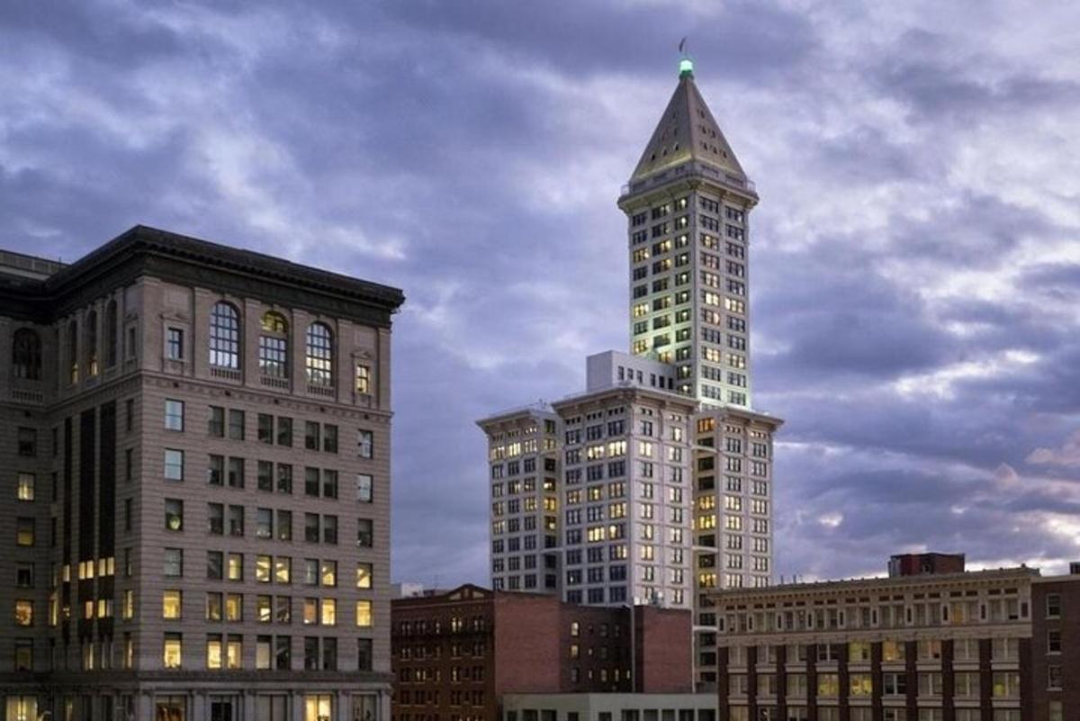 un edificio alto con una torre appuntita in una città
