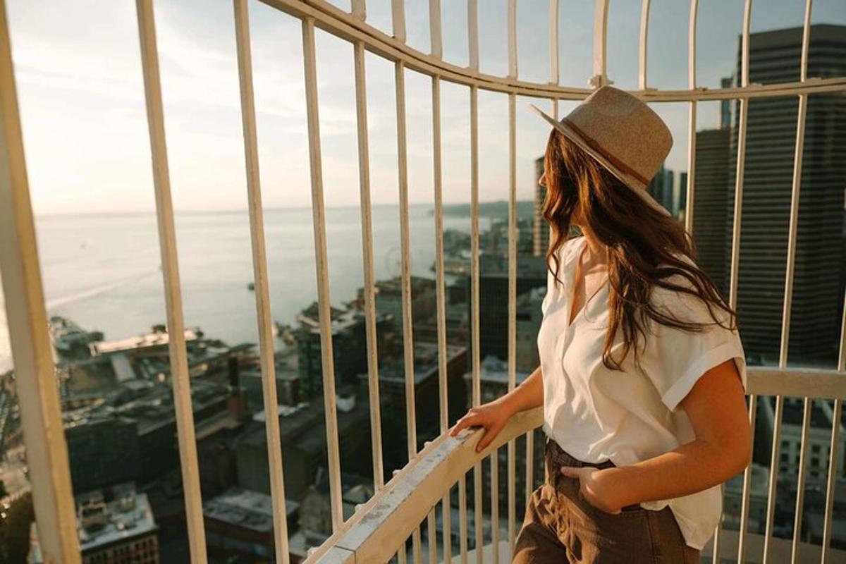 una donna in piedi su un balcone che guarda l'oceano