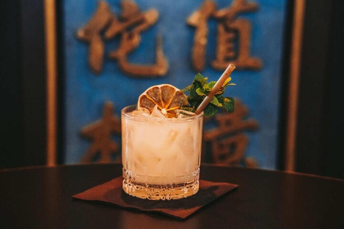 un drink appoggiato su un tavolo