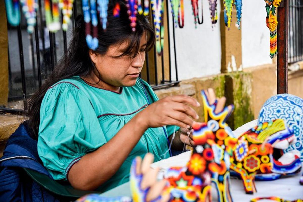 una dona treballant en una joguina a una taula