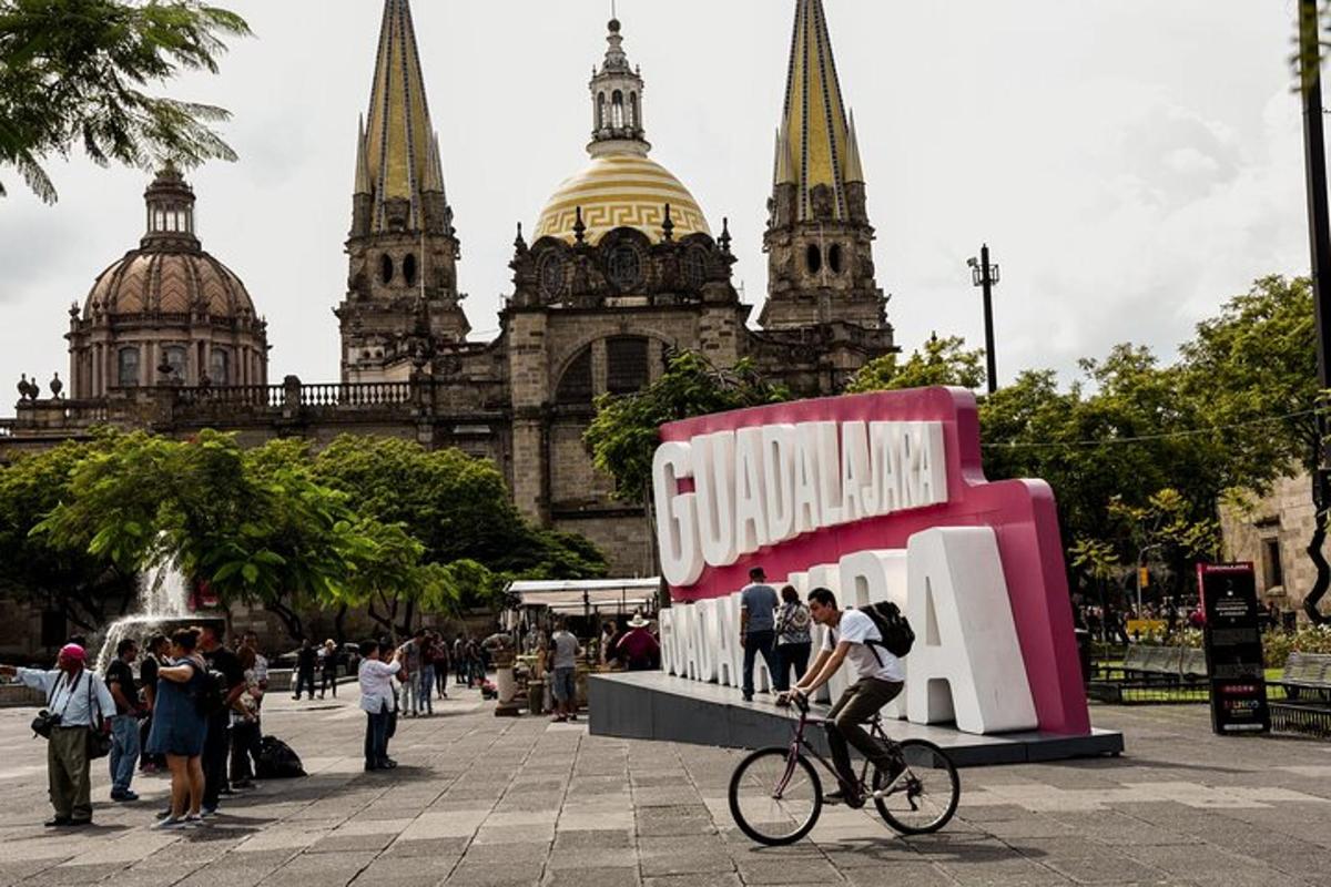 una persona que va en bicicleta davant d'un edifici