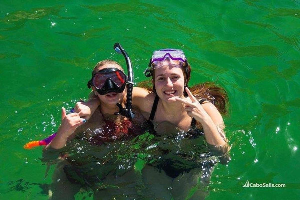 zwei Frauen im Wasser im Wasser