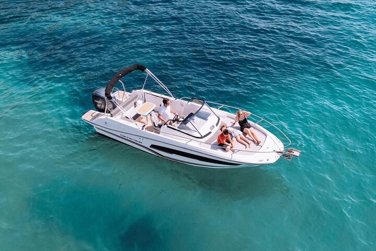 um grupo de pessoas em um barco na água