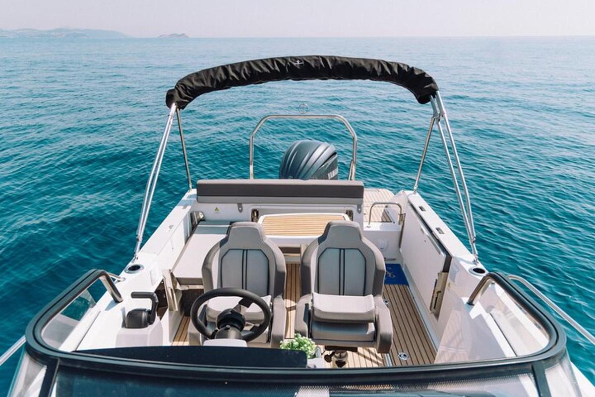 um barco na água com o leme