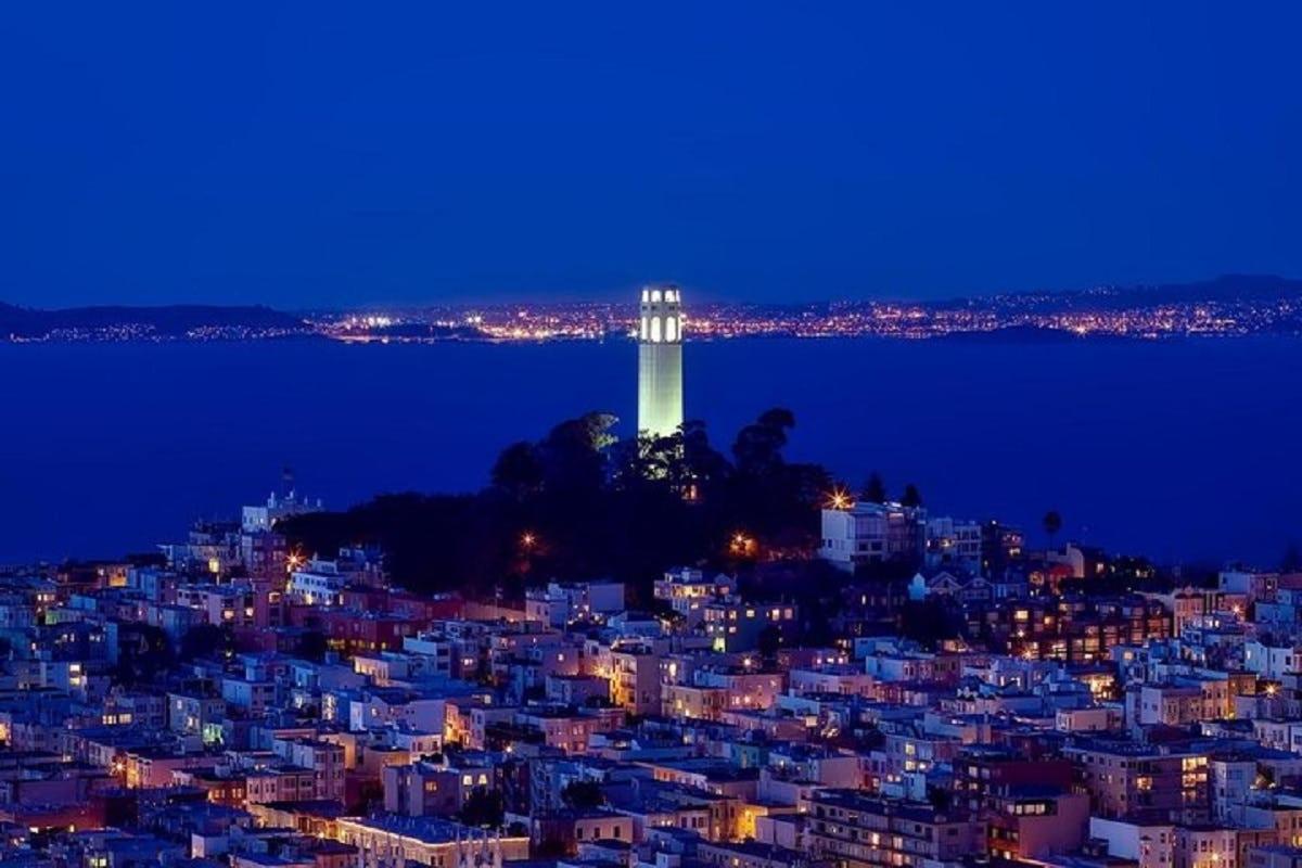 una vista di una città di notte con un faro