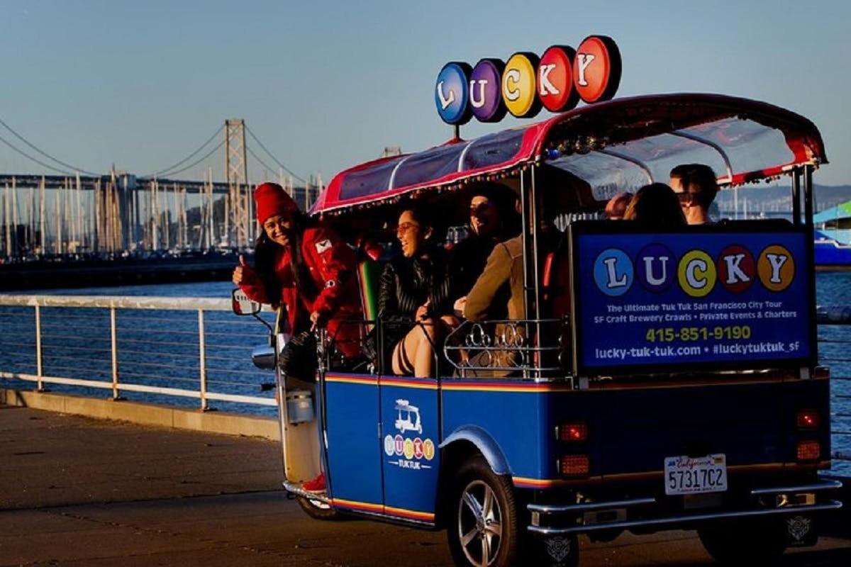 un gruppo di persone che viaggiano su un autobus