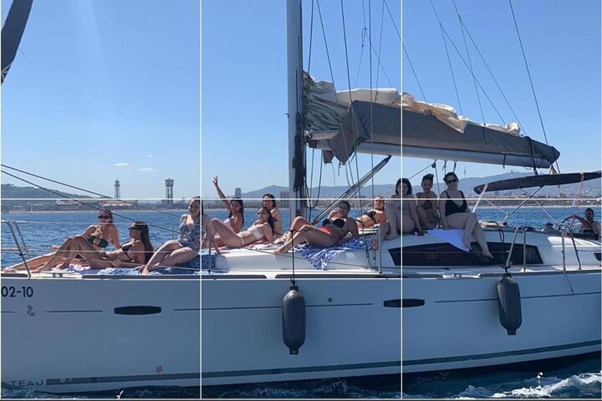 um grupo de pessoas sentadas em um barco na água