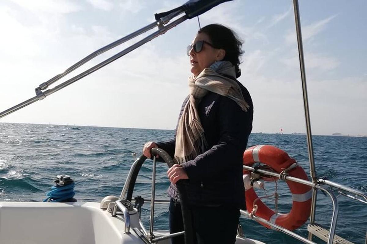 una dona dempeus en un vaixell a l'aigua