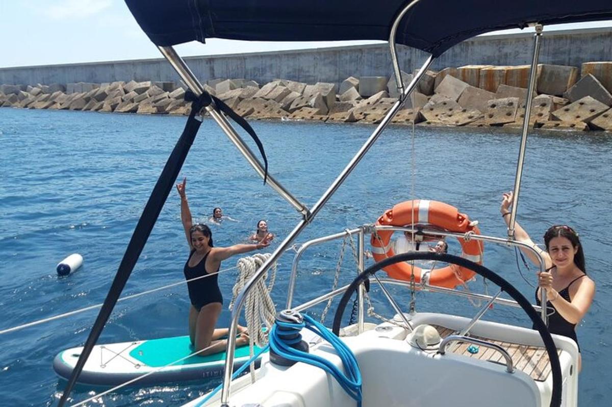 duas mulheres em um barco na água