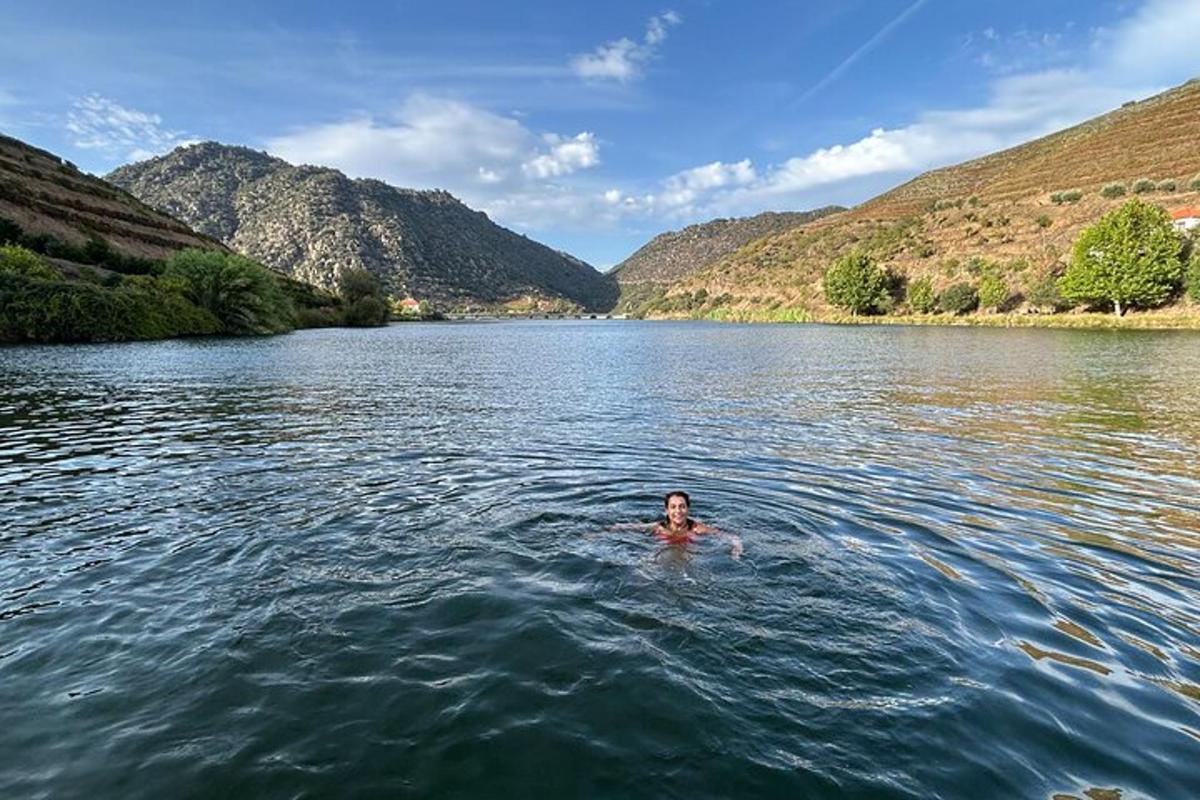 un uomo che nuota in un lago in montagna