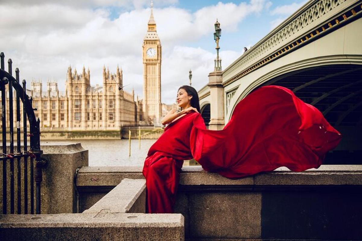 una donna in un vestito rosso seduta su una sporgenza con il Big Ben