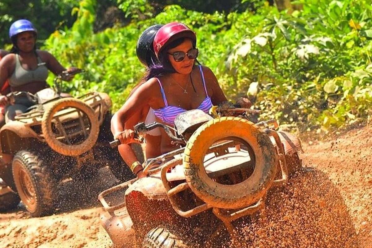 due persone che guidano moto da cross nel fango