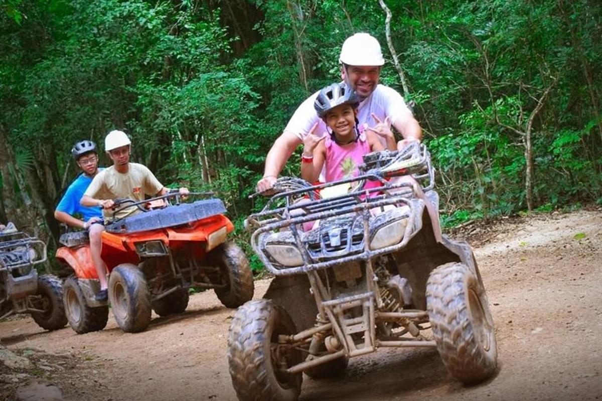 un grup de oameni care călătoresc cu ATV-uri pe un drum de pământ