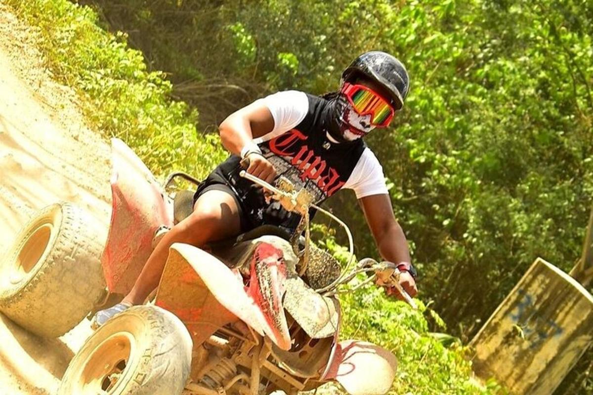un uomo in sella a una motocicletta