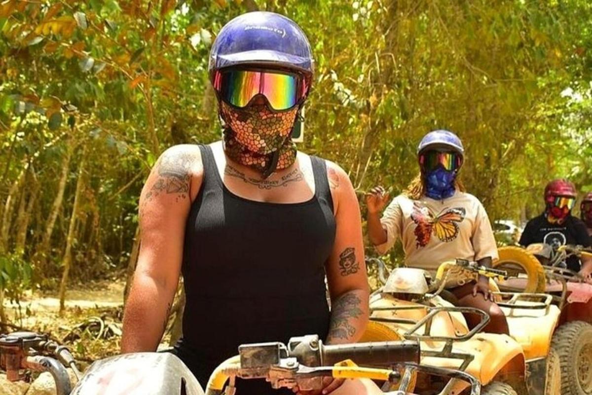 un gruppo di persone che guidano quad nei boschi