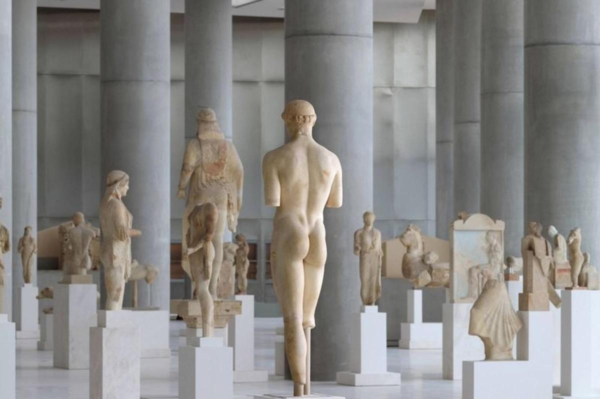 ryhmä patsaita museossa, jossa on pylväitä