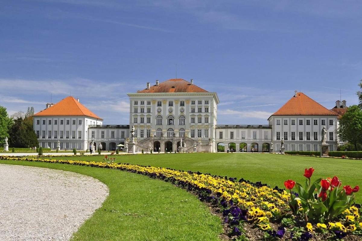 un grande edificio con dei fiori di fronte