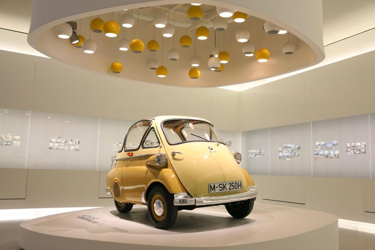 una piccola automobile gialla esposta in un museo
