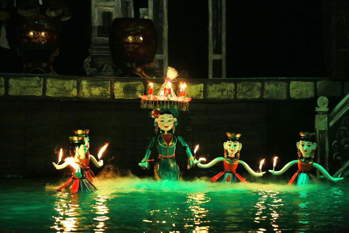 một nhóm nghệ sĩ biểu diễn dưới nước vào ban đêm