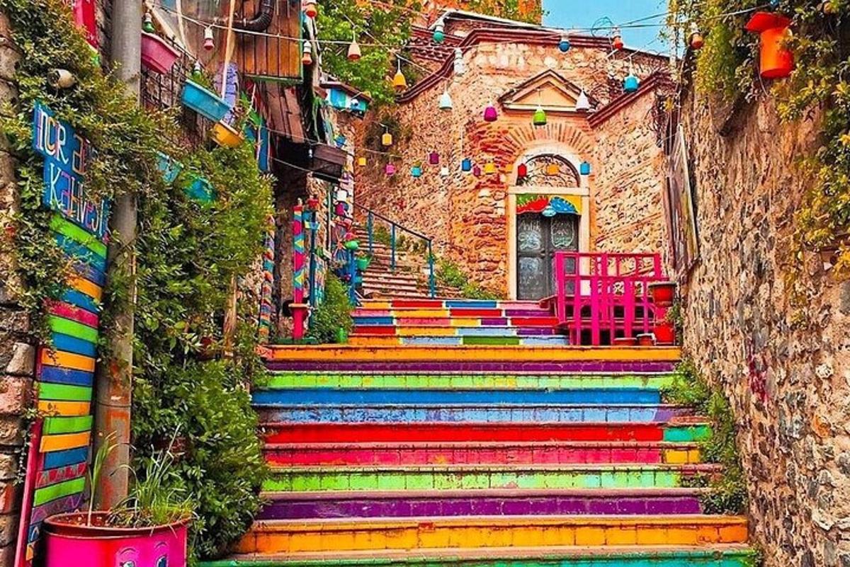 un grup d'escales de colors amb un edifici