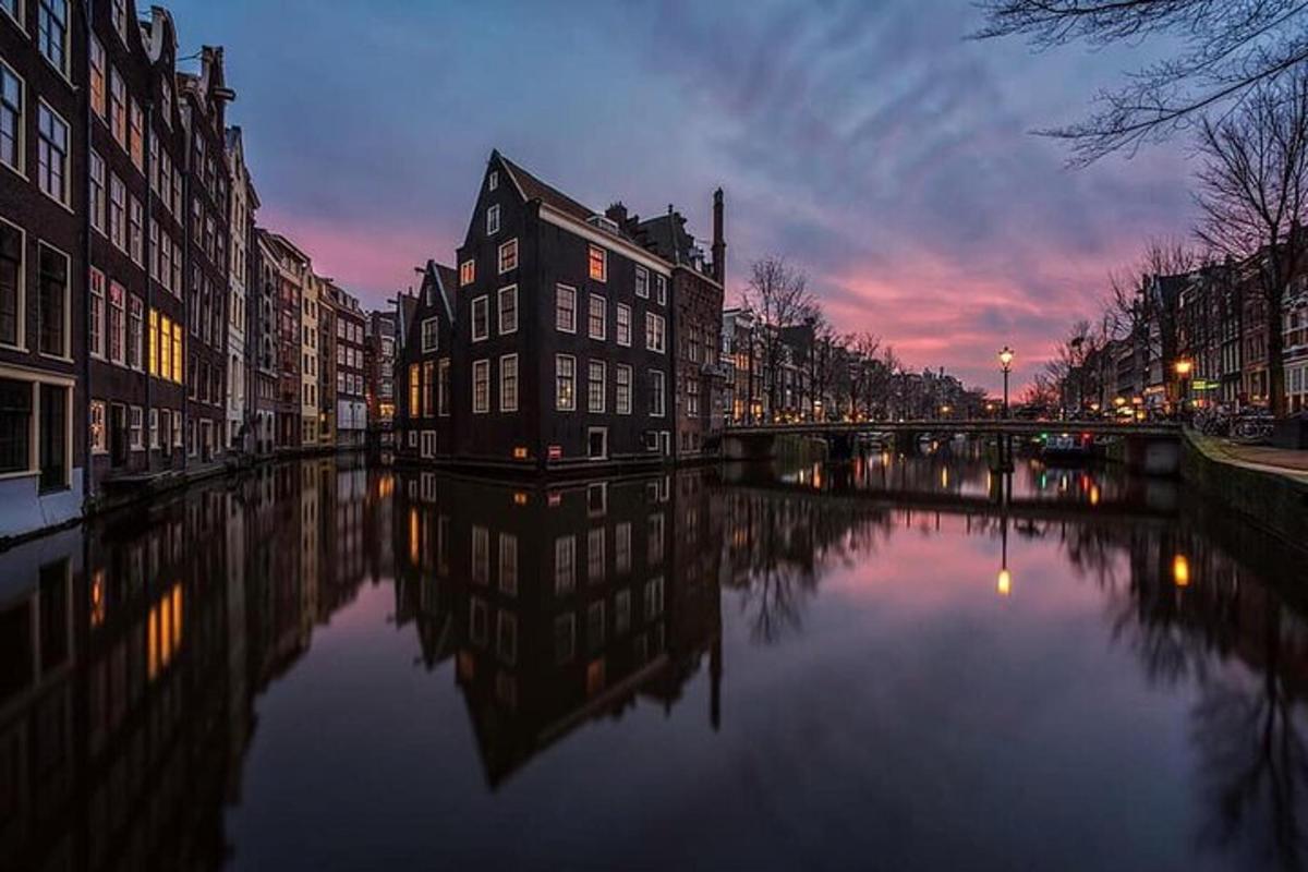 Un río con edificios a sus orillas por la noche.