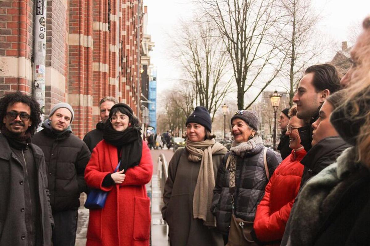 Un grupo de personas paradas en una calle