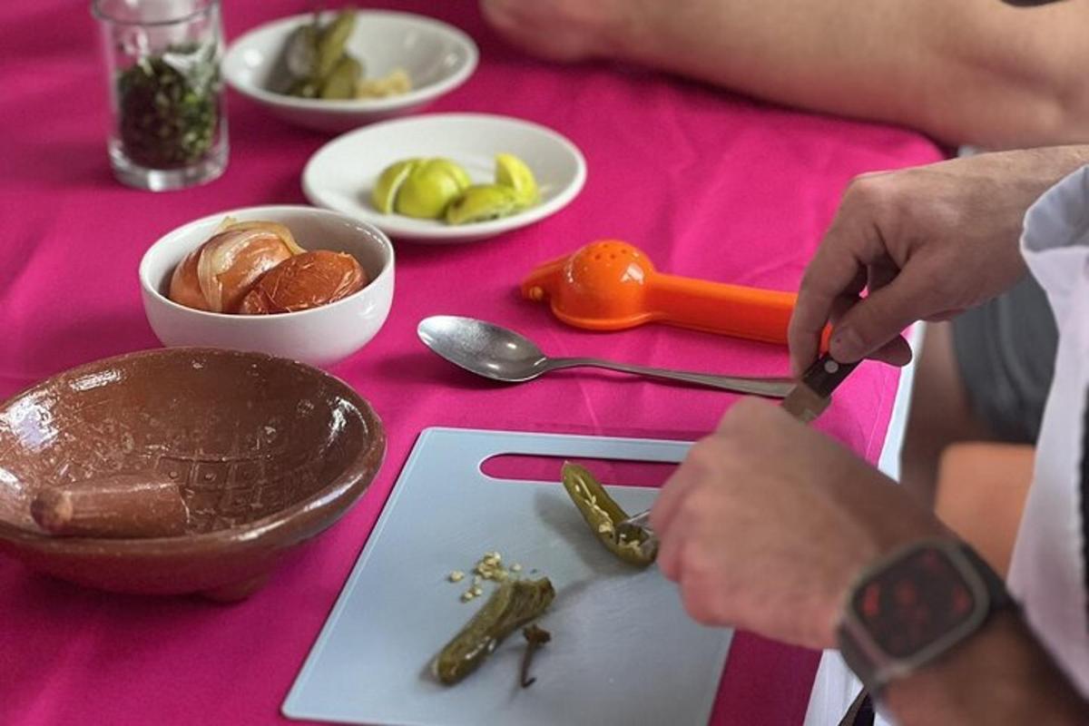 una persona sosteniendo un cuchillo sobre una mesa con comida