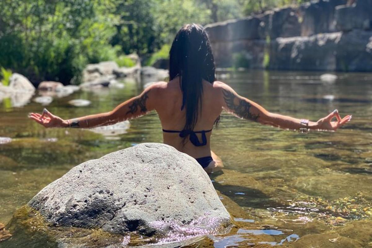 una donna in acqua con una roccia nell'acqua