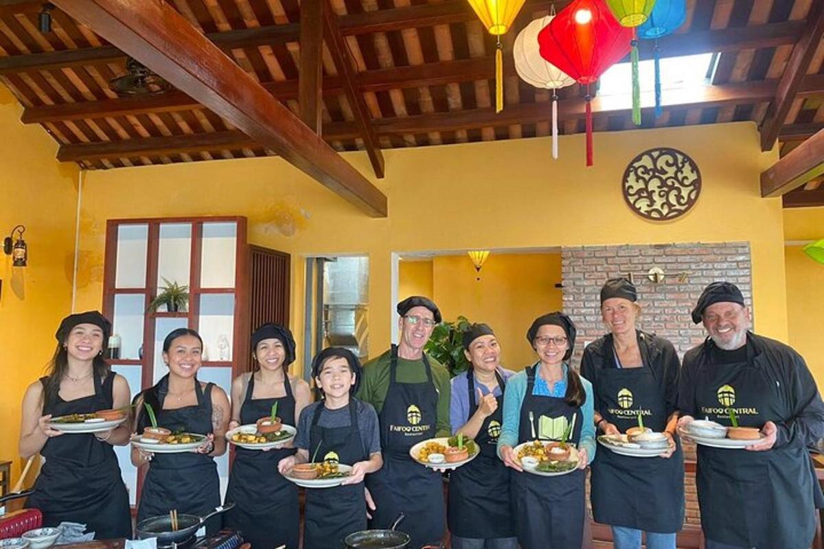 un gruppo di persone in grembiule che tengono piatti di cibo