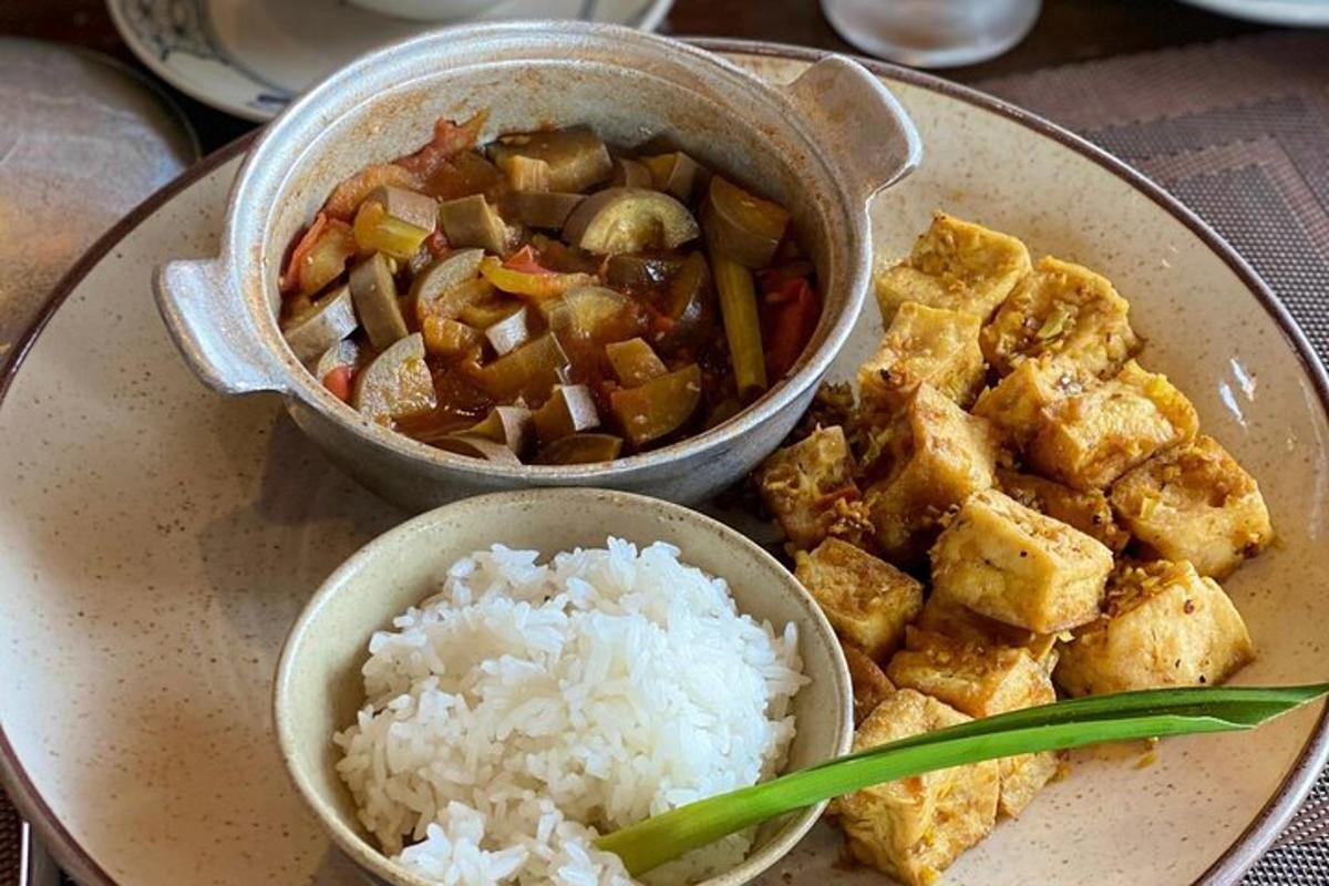 sepinggan makanan dengan nasi dan semangkuk makanan