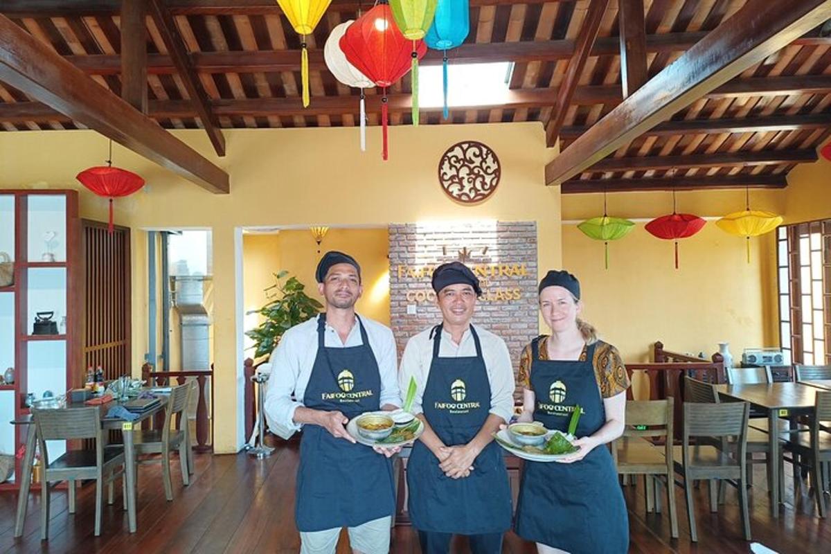tiga orang memegang pinggan makanan di sebuah restoran