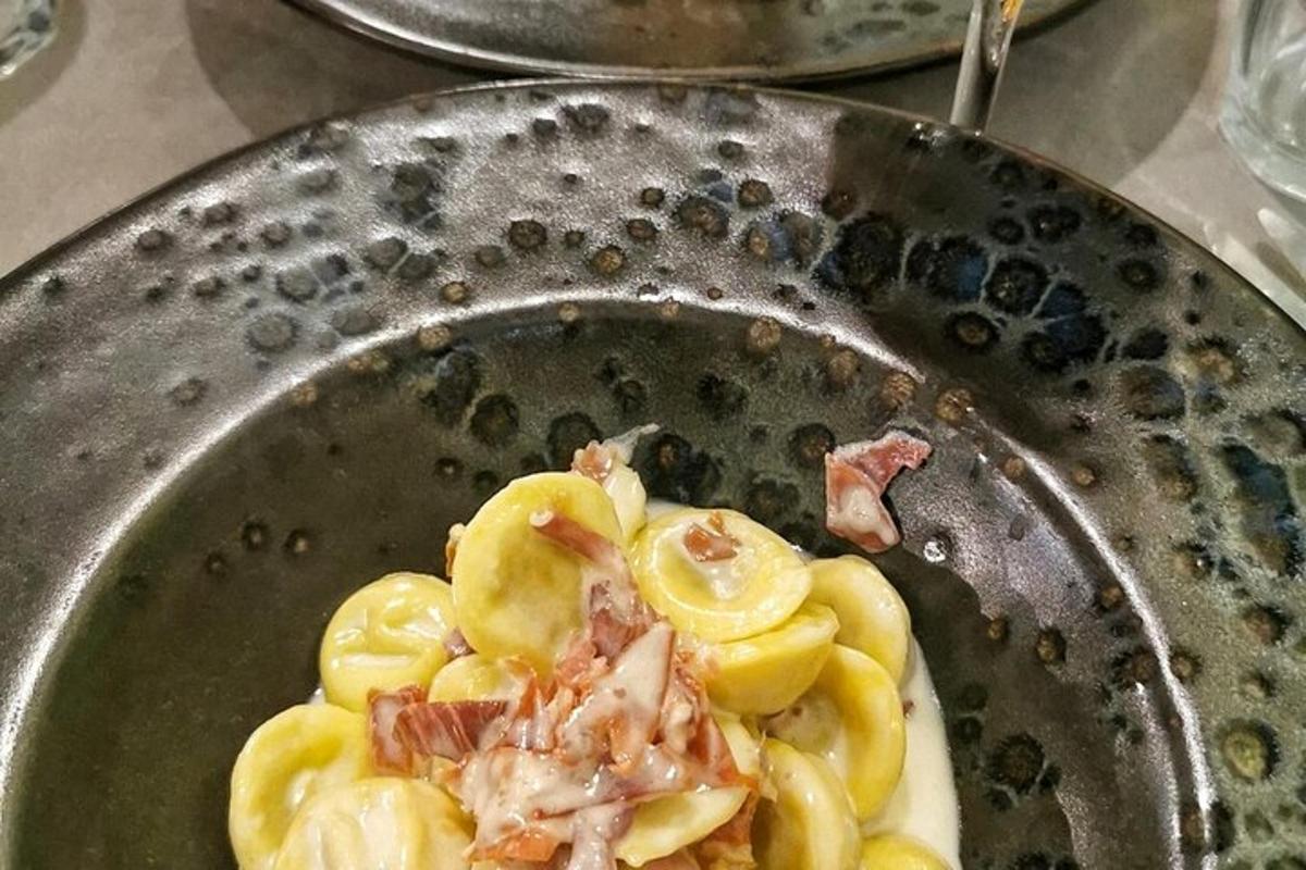 une assiette de pâtes au bacon dans un wok