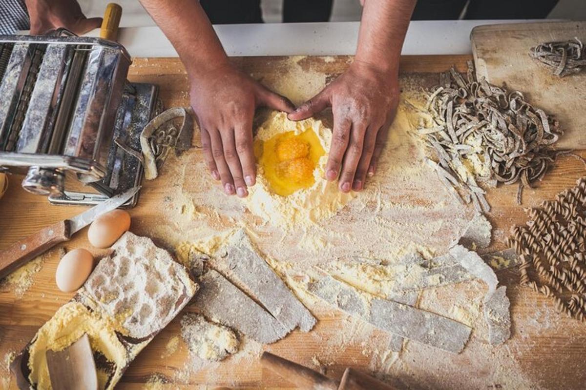 une personne prépare de la nourriture sur une planche à découper