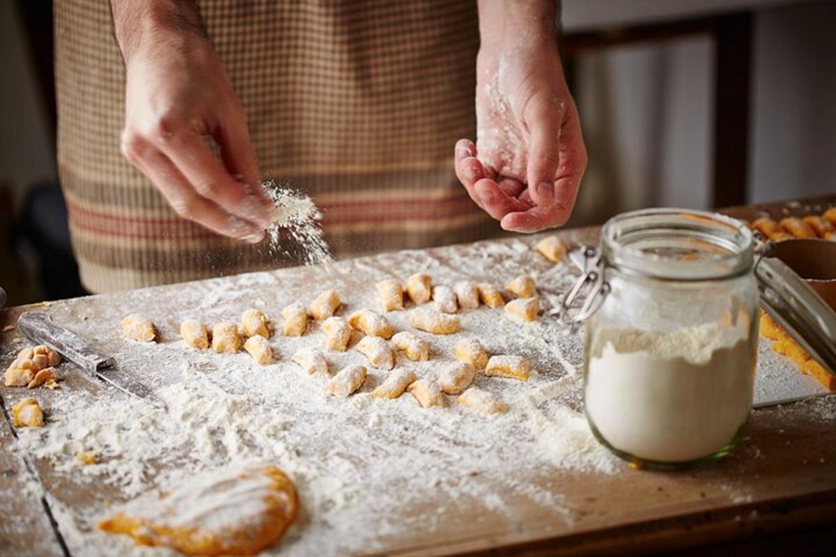 una persona sta preparando il cibo su un tagliere
