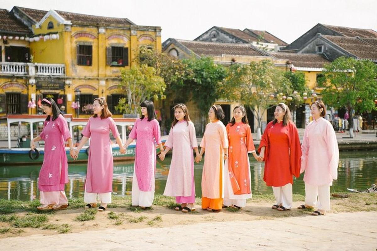 sekumpulan wanita berdiri di sebelah badan air